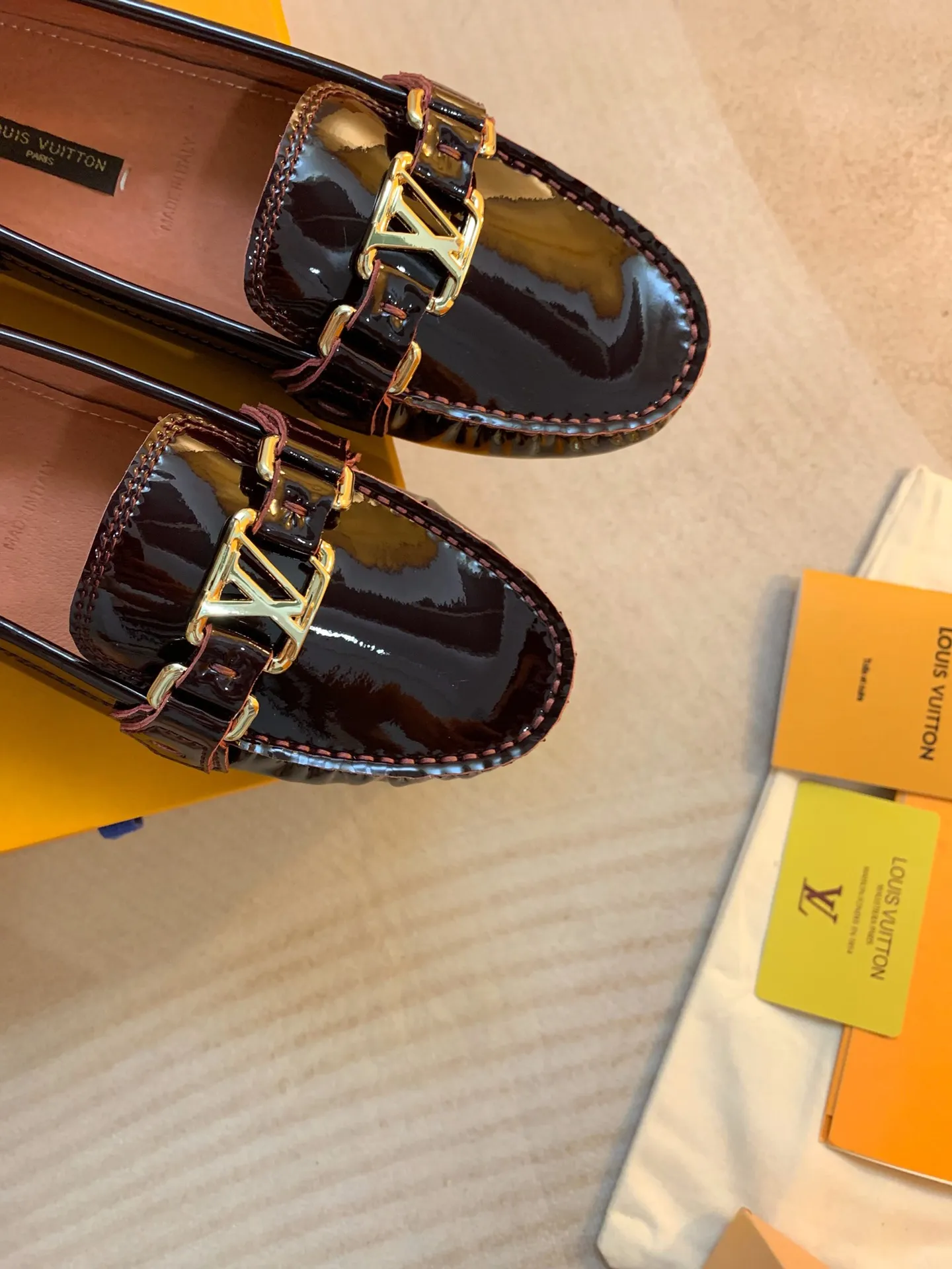 p460💰Couple model❤️🇫🇷 𝙇𝙤𝙪𝙞𝙨 𝙑𝙪𝙞𝙩𝙩𝙤𝙣 🇫🇷Louis Vuitton 2023 Classic𝓛𝓿 𝓣𝓻𝓪𝓲𝓷𝓮𝓻 Sports Series ➪➪➪¯ [Arizona Doudou Shoes Series] ▪️▪️▪️Arizona slip-on shoes are made of Monogram Eclipse canvas. Its hand-painted and dyed edges and hand-sewn uppers fully demonstrate Louis Vuitton's traditional shoemaking craftsmanship. This slip-on shoe is very lightweight. The integrated tongue and upper make it particularly comfortable and flexible. The soft outsole is equipped with rubber padding. Decorated with matching sash. Detailed features: ☑️Monogram Eclipse canvas ☑️Black Eclipse pattern ☑️Hand-painted shoe edges ☑️Hand-sewn uppers (each pair takes time to process) ☑️Integrated tongue and upper construction ☑️Outsole equipped with rubber lining ☑️size: 35_46